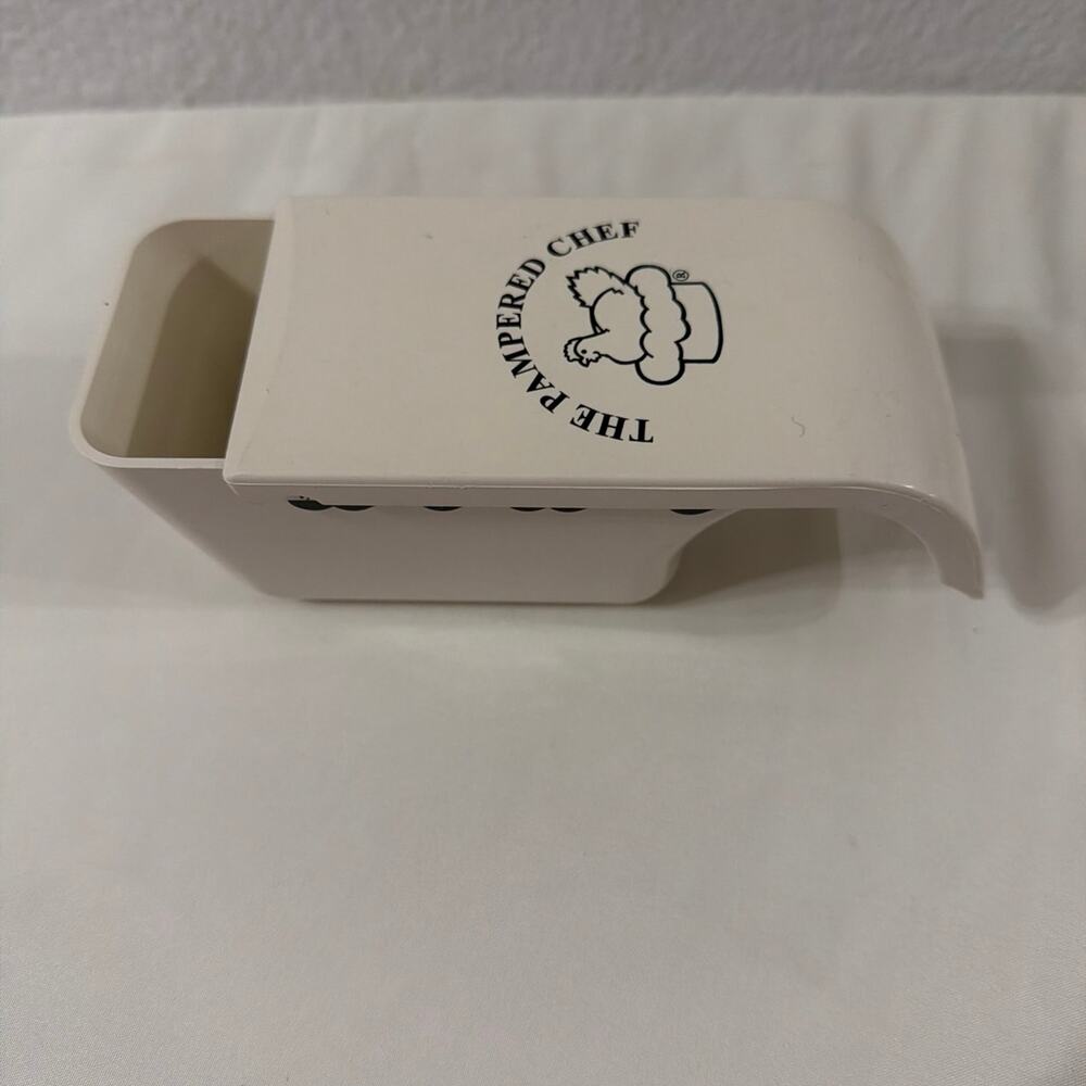 The pampered chef multi cup measuring cup